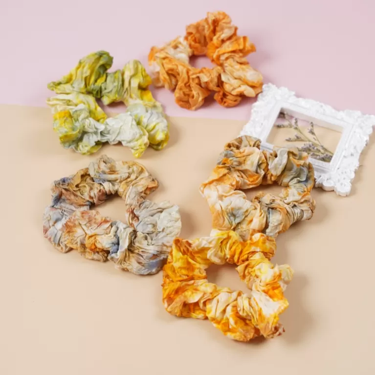 warm color silk scrunchie, naturally bundle dyed, vibrant colors, unique gradient, dyed from natural vegetables and dried flowers