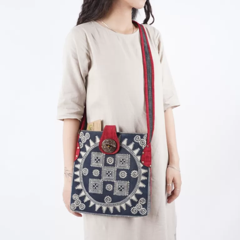 túi thổ cẩm vuông đeo chéo, nghệ thuật batik tct33, túi vuông cổ điển, hoa văn vẽ tay, độ bền cao, đứng dáng khi đeo
