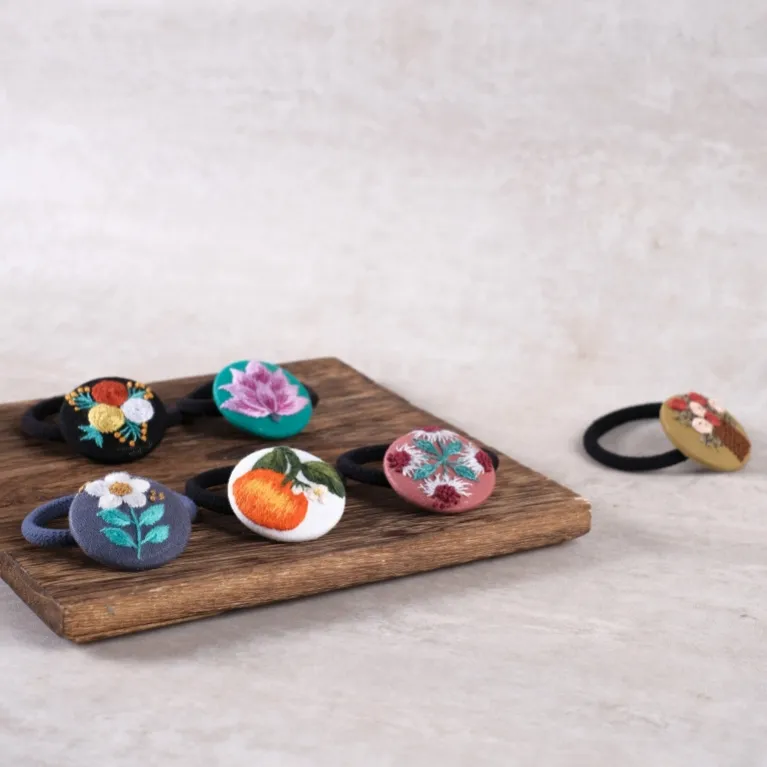 cột tóc thêu tay, màu sắc trang nhã, phụ kiện tóc handmade, dáng hạt tròn to, hình thêu tinh tế, đa dạng màu sắc
