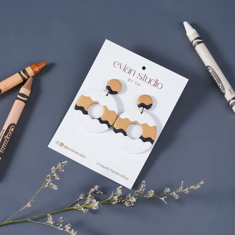sahara clay earrings, elegant beauty, elegant color, wave pattern, small round earring shape, highlights facial features