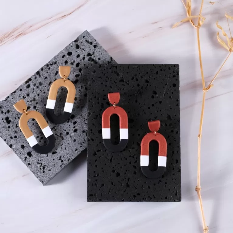 the magnet clay earrings, modeled after the magnet shape, fired clay material, unique and eye-catching design