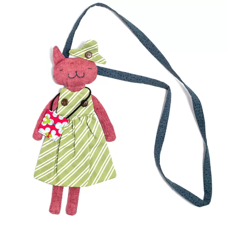 fish sauce doll bag, cute pink cat design, doll outfits are detachable for customization, serves as both a bag and a toy