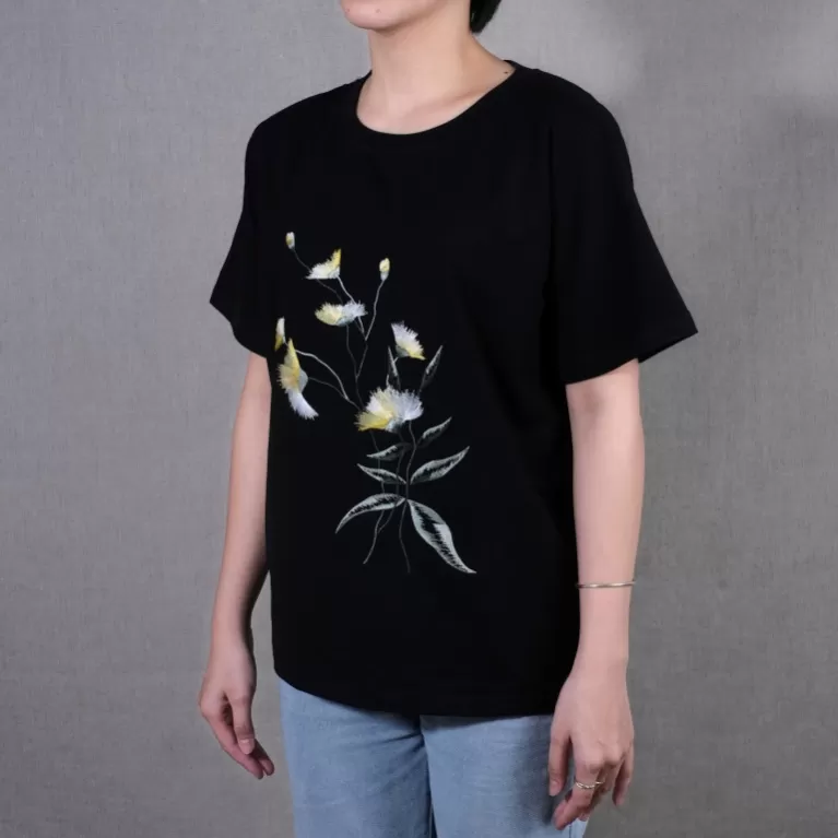 touch' hand-embroidery t-shirt, hand-embroidered floral t-shirt, 100% cotton t-shirt, stretchy t-shirt, short-sleeved cold t-shirt