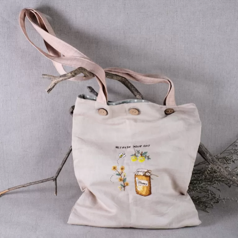 túi tote thêu tay linen “refresh your day”, hoạ tiết chú ong chăm chỉ, thiết kế tối giản, thêu tay tỉ mỉ, chất liệu vải lien nhẹ nhàng