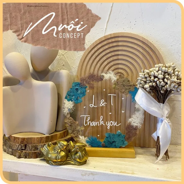 two flowers, round dried flower frame, conveying messages of love, decorative accessories, handcrafted product, meaningful gift