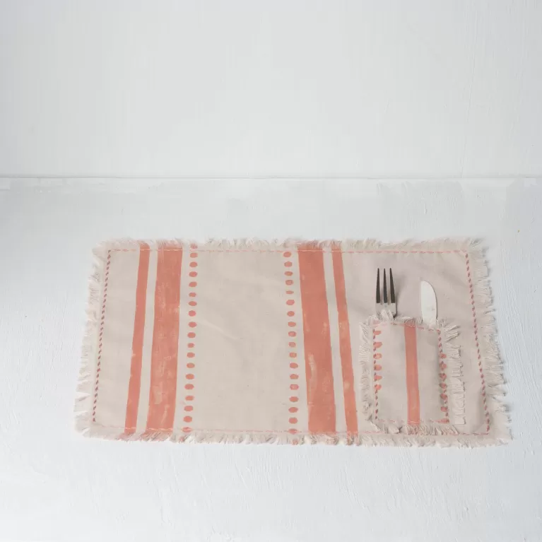 khăn lót đĩa tua rua có hoạ tiết, phong cách wabi sabi, chất vải linen mềm mịn, trang trí bàn ăn tinh tế, sản phẩm thủ công
