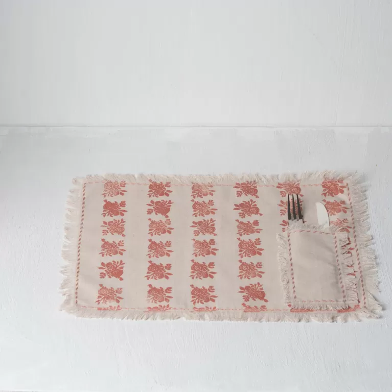 khăn lót đĩa tua rua có hoạ tiết, phong cách wabi sabi, chất vải linen mềm mịn, trang trí bàn ăn tinh tế, sản phẩm thủ công
