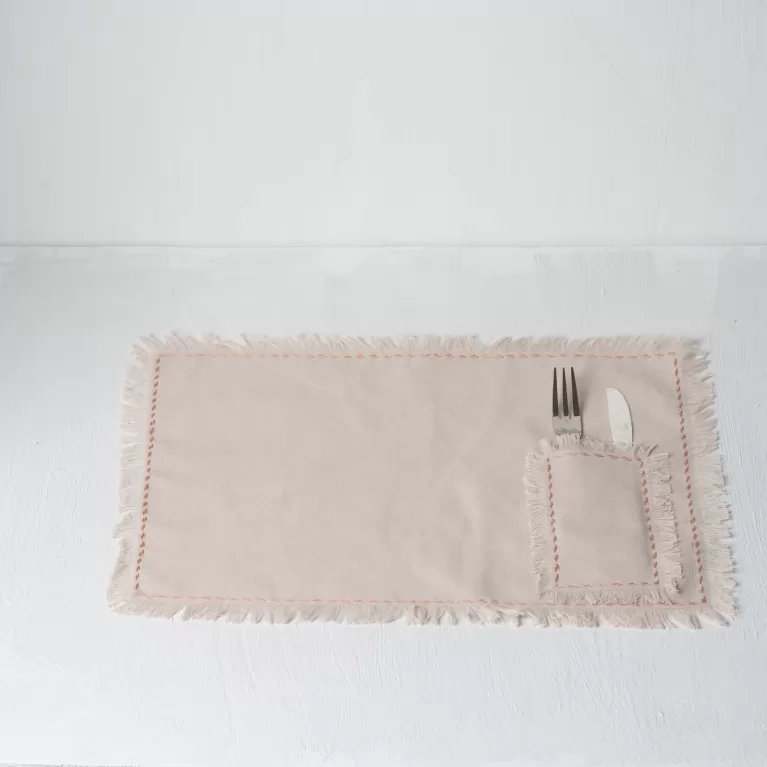 khăn lót đĩa tua rua có hoạ tiết, phong cách wabi sabi, chất vải linen mềm mịn, trang trí bàn ăn tinh tế, sản phẩm thủ công