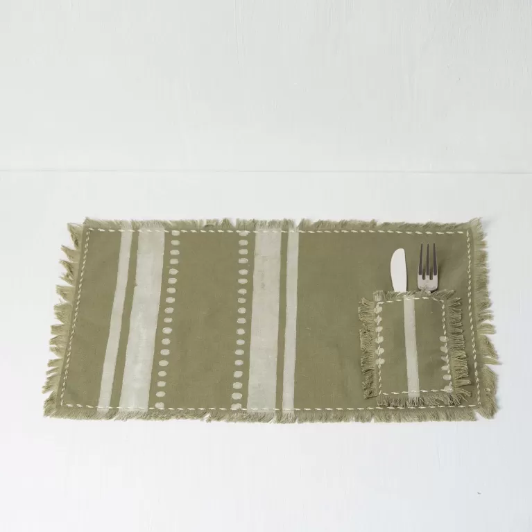khăn lót đĩa tua rua có hoạ tiết, phong cách wabi sabi, chất vải linen mềm mịn, trang trí bàn ăn tinh tế, sản phẩm thủ công