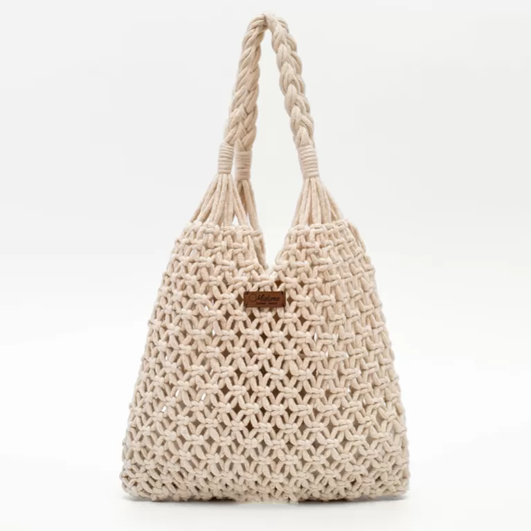 túi lưới macrame đi biển, thiết kế hoài cổ, phong cách nhẹ nhàng và nữ tính, kiểu dáng đơn giản, phụ kiện đẹp mắt khi đi biển