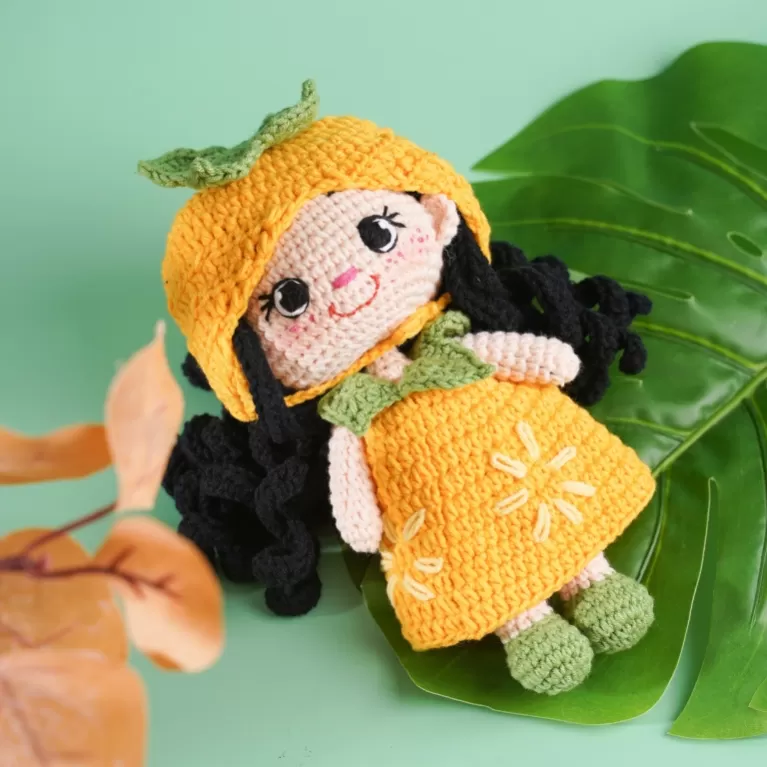 búp bê len hana trái hồng vàng, thiết kế ấn tượng, phong cách ngây thơ, búp bê len đáng yêu, họa tiết trái hồng vàng, món quà cho bạn bè
