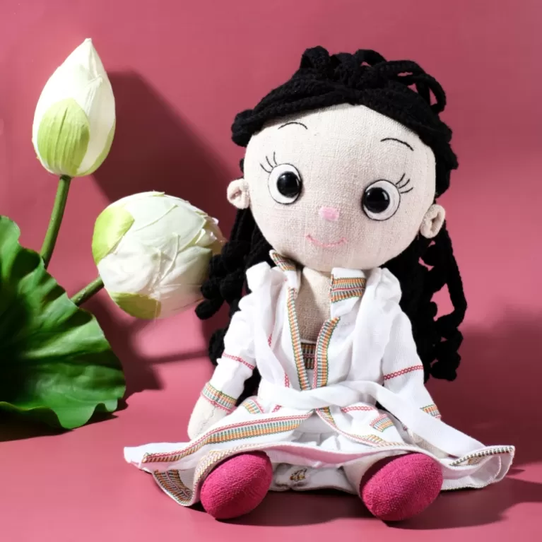 búp bê vải hana mặc đồ dân tộc, họa tiết trang phụ dân tộc trắng, thiết kế hoa văn tinh tế, món quà sâu sắc