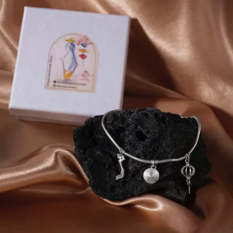 vòng tay bạc gắn charm biểu tượng việt nam, vòng tay dây mỏng thanh thoát, thiết kế charm tinh tế, khắc hoạ nét đẹp việt nam