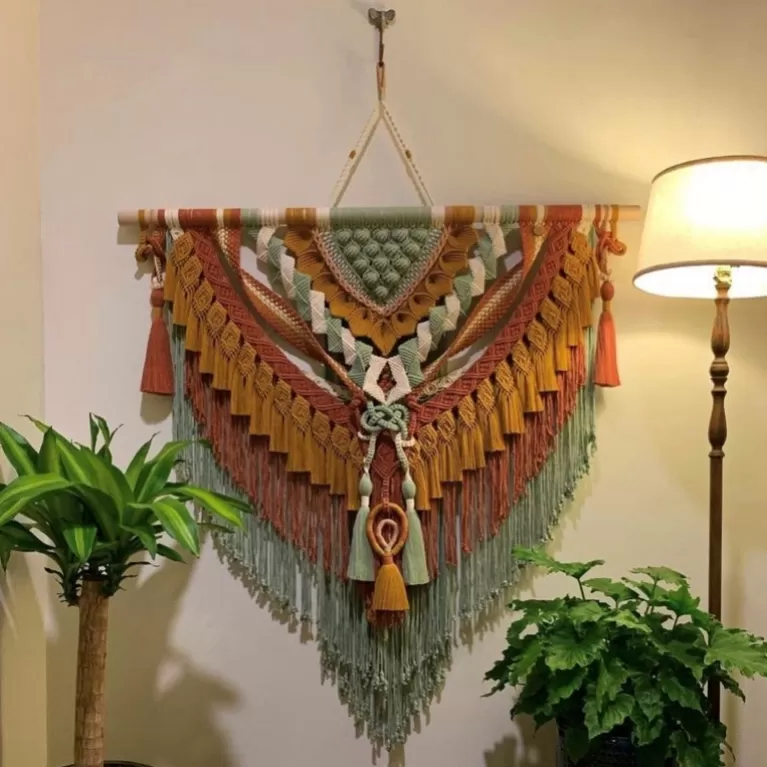 mành treo tường macrame nâu vàng, nút thắt cầu kì, phối màu hài hoà và tinh tế, đồ trang trí lạ mắt, kỹ thuật điêu luyện