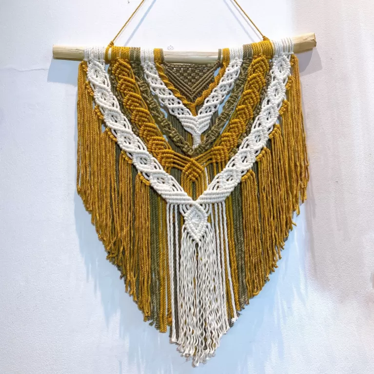 mành treo tường macrame vàng, nút thắt tinh xảo, tông màu ấm, màu sắc hài hoà, thiết kế cầu kì, chất liệu bền bỉ