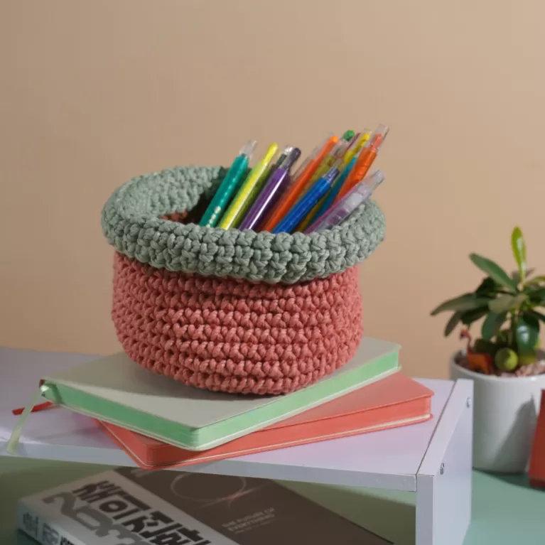 giỏ cotton phối hồng đất, xanh nhạt và nâu móc thủ công, tông hồng dịu ngọt, phong cách nữ tính, công dụng đa năng, phụ kiện trang trí phòng