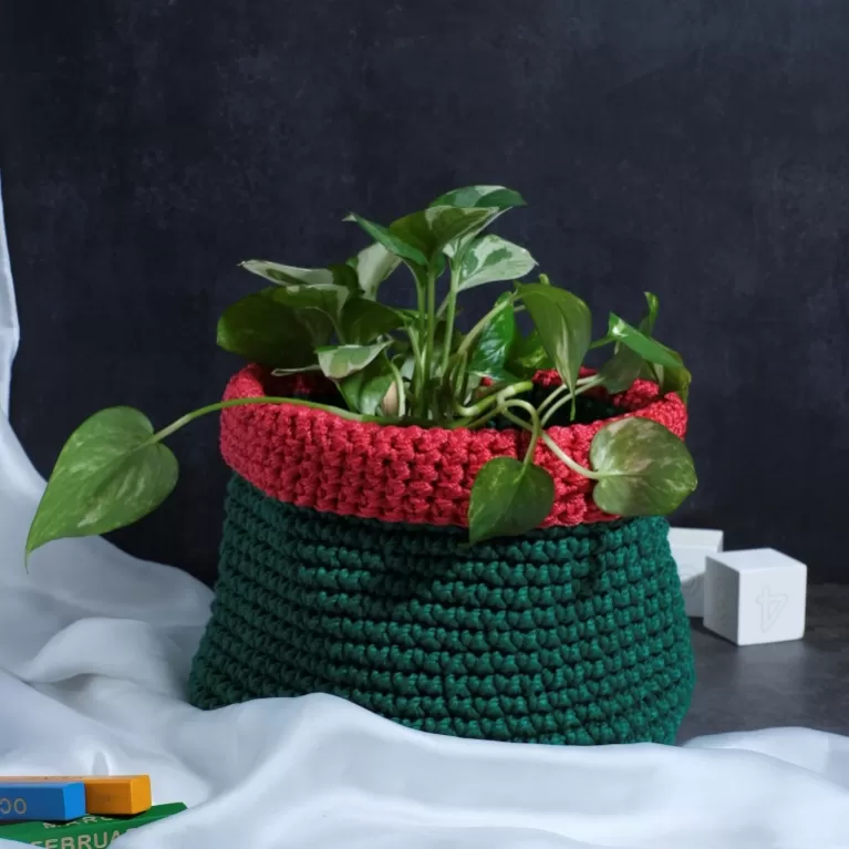 giỏ cotton xanh lá viền đỏ móc thủ công, giỏ handmade đa dụng, tông màu nổi bật, đựng đồ linh tinh, bọc chậu cây chống va đập