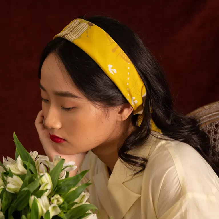 khăn lụa bướm vàng, khăn lụa buộc tóc, phong cách cổ điển, khăn lụa in họa tiết, khăn lụa buộc làm áo