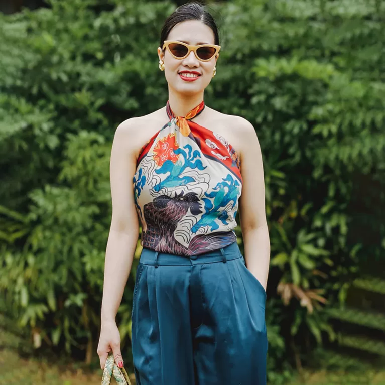 khăn lụa gà trống nương ngô tộc h'mong, khăn in tranh truyền thống, khăn lụa hàng thiết kế, khăn lụa mềm