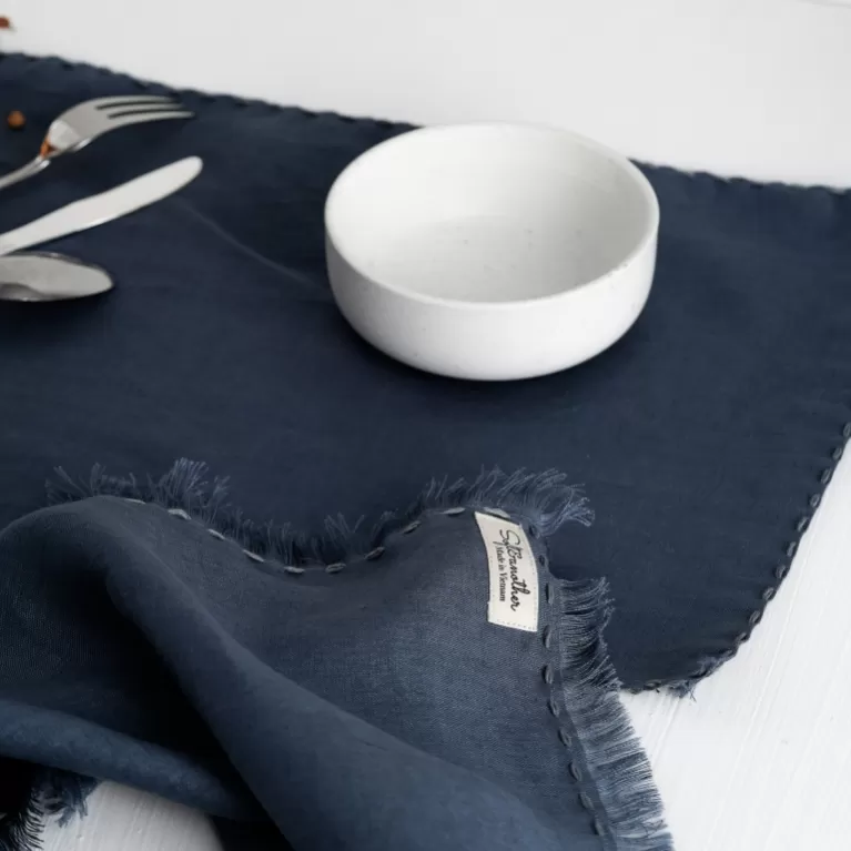 khăn lót đĩa “tĩnh”, chất liệu linen cao cấp, tránh đồ ăn dính lên bàn, dễ dàng làm sạch, có thể giặt máy