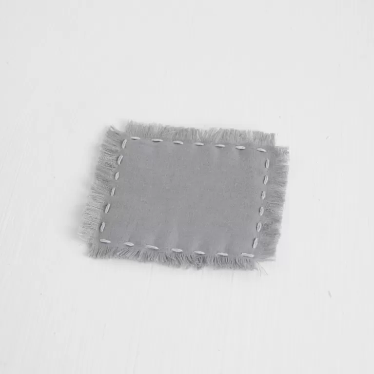 lót ly “tĩnh”, gam màu lạnh, chất liệu linen cao cấp, chi tiết tua rua độc đáo, thâm hút tốt, trang trí nội thất