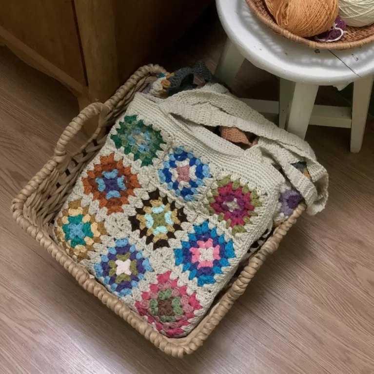 túi tote len floral họa tiết ô vuông nối liền đầy sắc màu, phong cách hoài cổ, túi vintage, túi móc len
, thủ công, nhà mị, chus