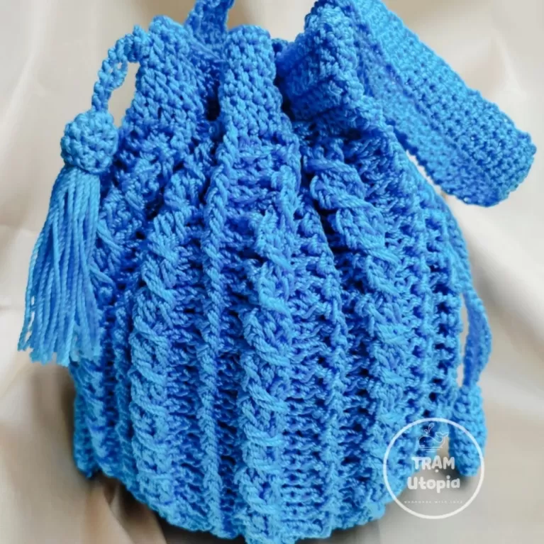 bucket bag with drawstring, unique woven straps, lightweight and durable poly material, convenient drawstring closure, green color