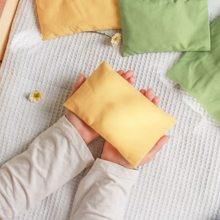 túi chườm thảo mộc, túi chườm thư giãn, túi chườm thêu tên, chườm nóng lạnh đa năng, quà tặng người yêu
