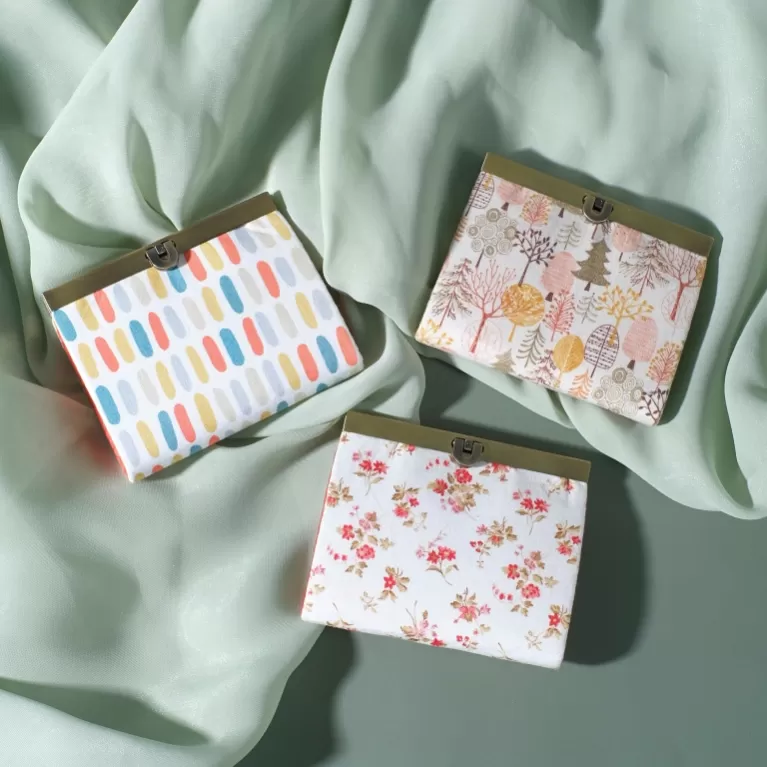 ví vải khung đồng fiore, thiết kế cổ điển và nữ tính, đường may tỉ mỉ, nhỏ gọn và tiện lợi, phong cách tiểu thư nhẹ nhàng