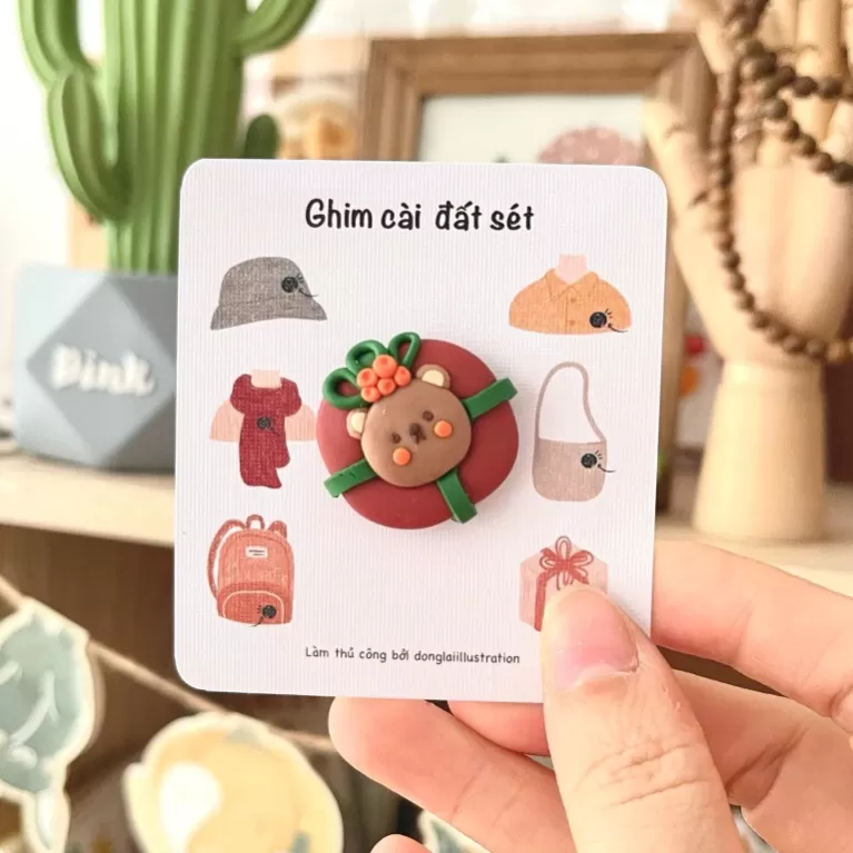 bear handmade clay pin in christmas style, meticulous hand-shaping technique, cute design, christmas-themed brooch pin