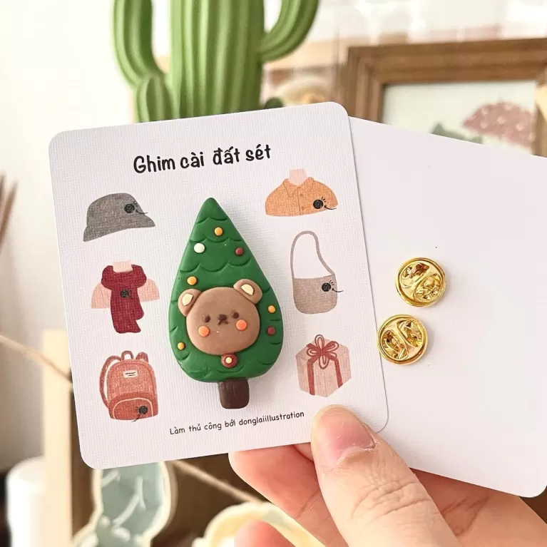 bear handmade clay pin in christmas style, meticulous hand-shaping technique, cute design, christmas-themed brooch pin