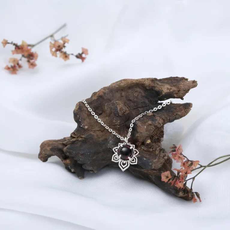 dây chuyền bạc "an" phối đá garnet, chất liệu bạc 925 và đá garnet, không gỉ sét, độ bền cao, tôn lên nét mỹ miều