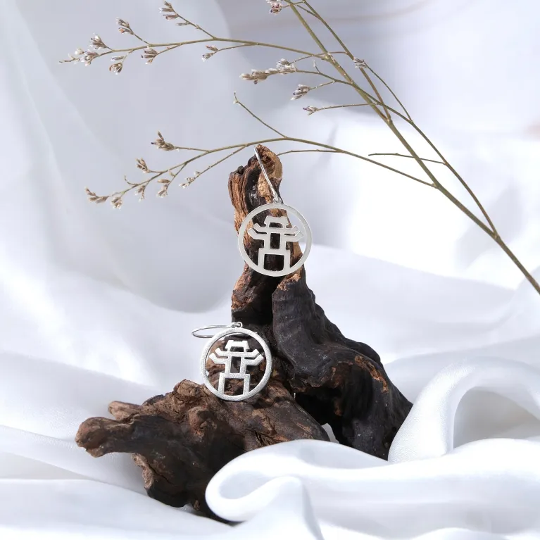 “khuê văn các” silver earrings, enhancing feminine beauty, elegant style, suitable for various outfits, handcrafted jewelry accessory