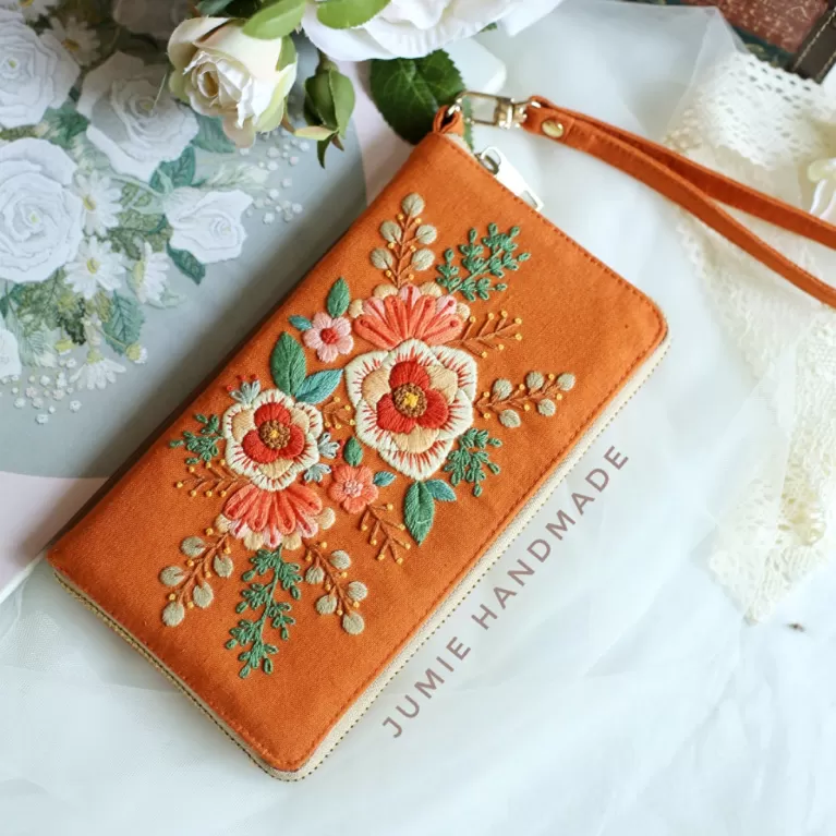 ví vải thêu tay 4 mùa, hoạ tiết thêu tay công phu, thiết kế nhiều ngăn tiện lợi, chất liệu dày dặn, đường may chắc chắn