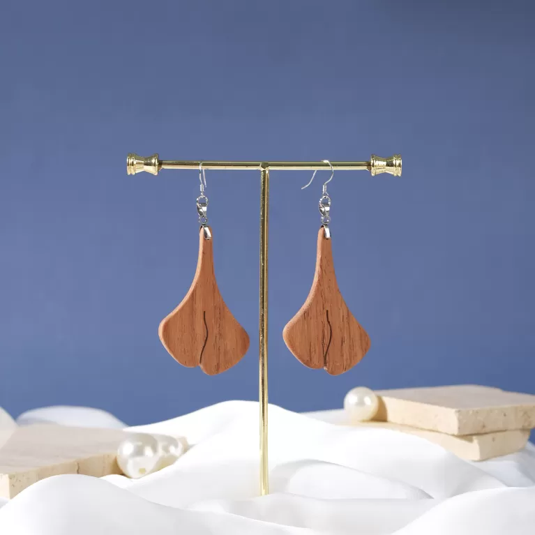 hoa tai gỗ lá rẻ quạt, thiết kế độc đáo, tạo ấn tượng người đối diện, phong cách cá tính và trẻ trung, chất liệu thân thiện môi trườnghoa tai gỗ lá rẻ quạt, thiết kế độc đáo, tạo ấn tượng người đối diện, phong cách cá tính và trẻ trung, chất liệu thân thiện môi trường