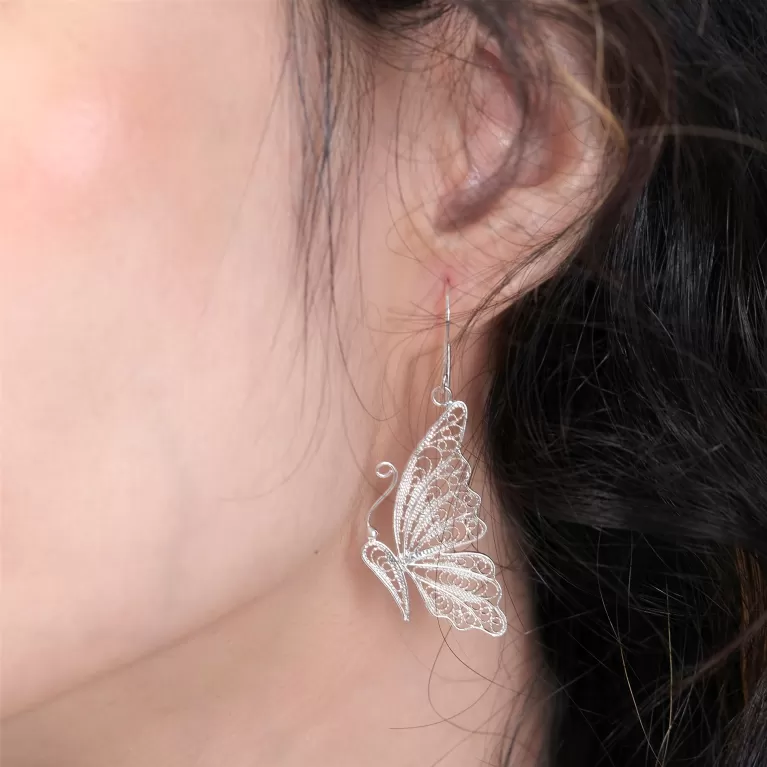hoa tai bạc bươm bướm, đường nét công phu, kỹ thuật đậu bạc truyền thống, phong cách sang trọng, hoạ tiết độc đáo