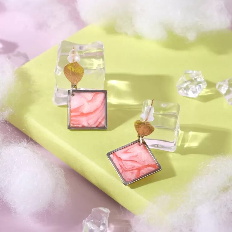 square clay earrings, accentuating facial features, harmonious color combination, impressive square earring shape