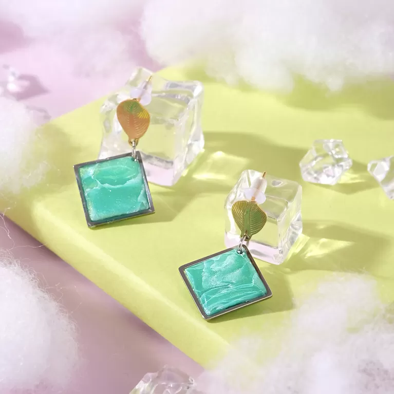 square clay earrings, accentuating facial features, harmonious color combination, impressive square earring shape