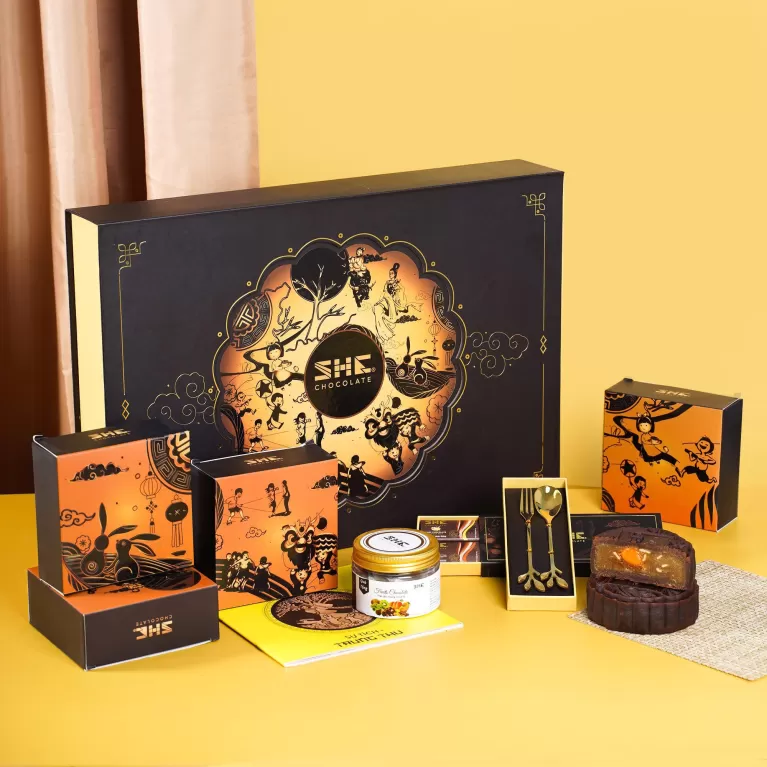 “Brown Moonlight” gift box with 4 chocolate mooncakes, assorted chocolates, nuts & cutlery set – premium Mid-Autumn corporate gift.