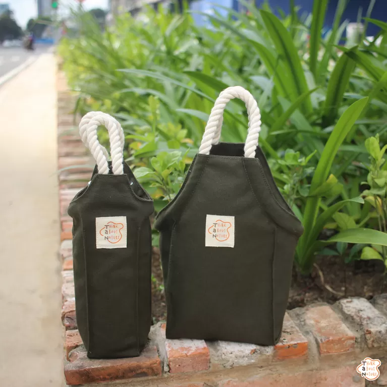 túi vải đựng bình nước dáng tạp dề độc đáo (apron bag), tiện lợi sử dụng hàng ngày, vải kaki bền chắc, có dây rút 2 bên
