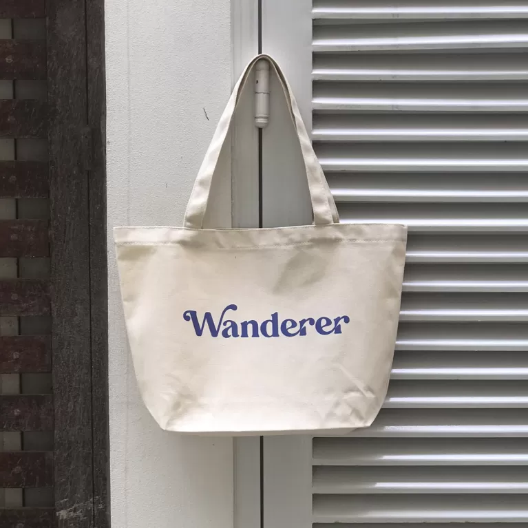 túi tote wanderer dáng ngang màu trắng, phong cách tối giản, túi tote thời trang, họa tiết dòng chữ màu xanh
, thiết kế, i have been there, chus