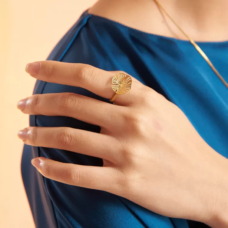 nhẫn mạ vàng “thơ’, hoạ tiết lá sen thanh thoát, đường nét tỉ mỉ và chi tiết, khắc kí tự lên nhẫn, phong cách thanh lịch