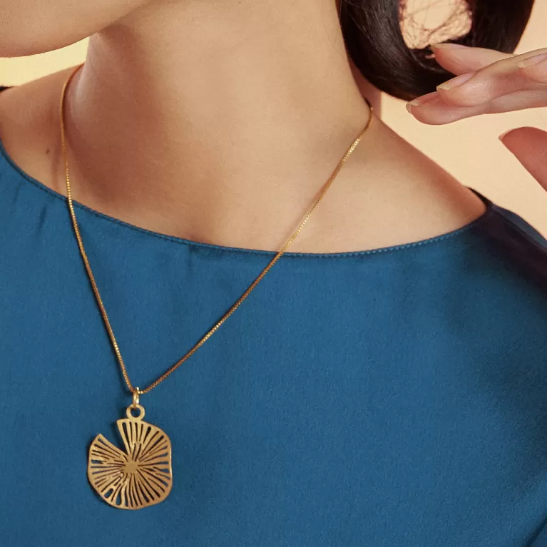 “thơ” gold plated necklace, elegant and strong designed, reflecting impressive aesthetic taste, attracting every gaze