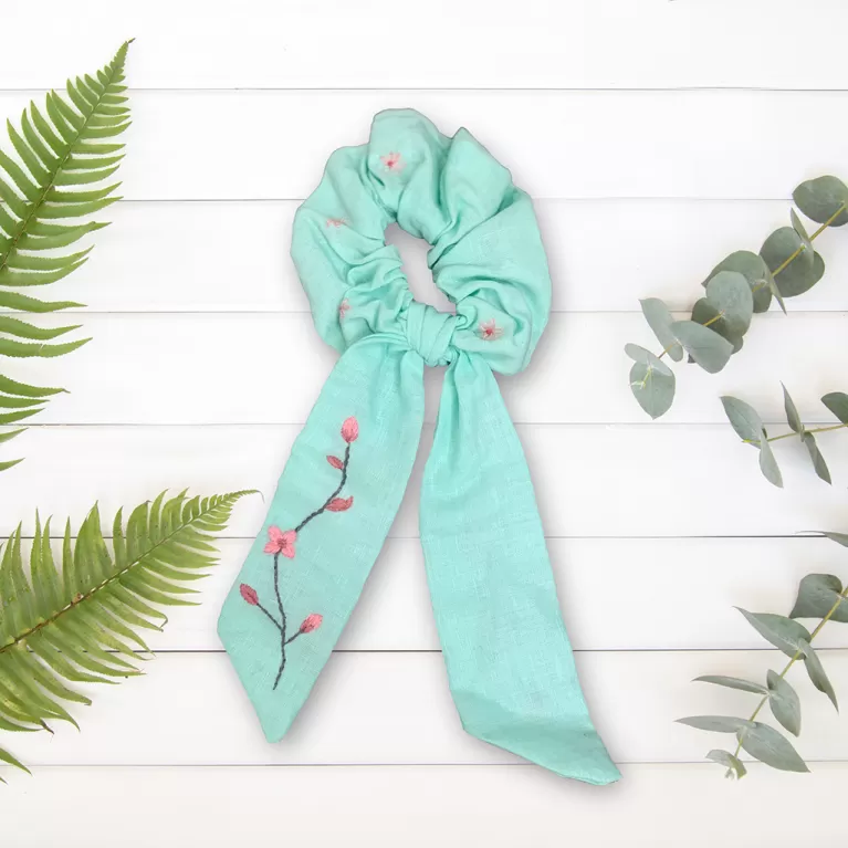 dây cột tóc linen nơ dài thêu thủ công, chất liệu linen mềm mại, thiết kế điệu đà và nữ tính, điểm nhấn duyên dáng cho mái tóc