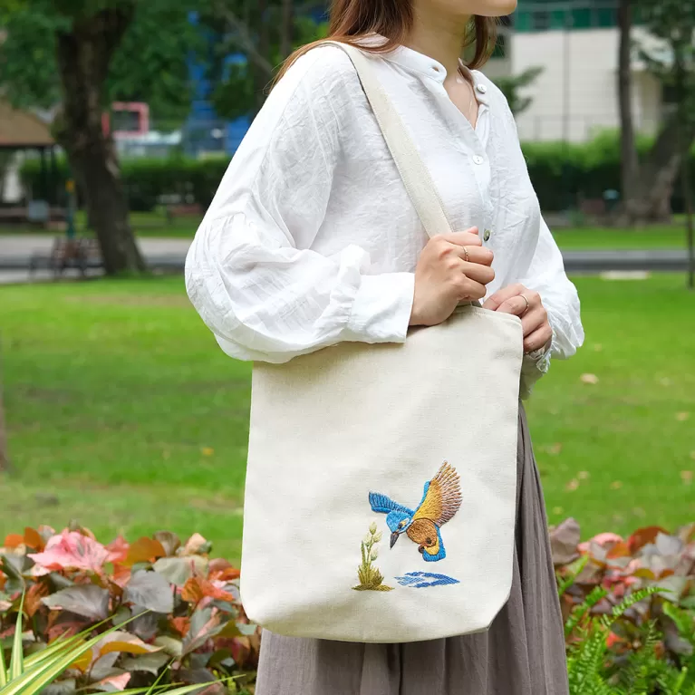 túi tote chim bói cá thêu tay, dáng đứng, túi tote thêu họa tiết, phong cách tối giản trẻ trung, họa tiết chim bói cá
, handmade, lidee haus, chus