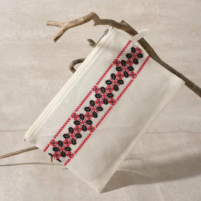 ví clutch cầm tay màu trắng thêu cánh hoa, dáng clutch thời trang, chất liệu textilene bền bỉ, họa tiết cánh hoa thuê