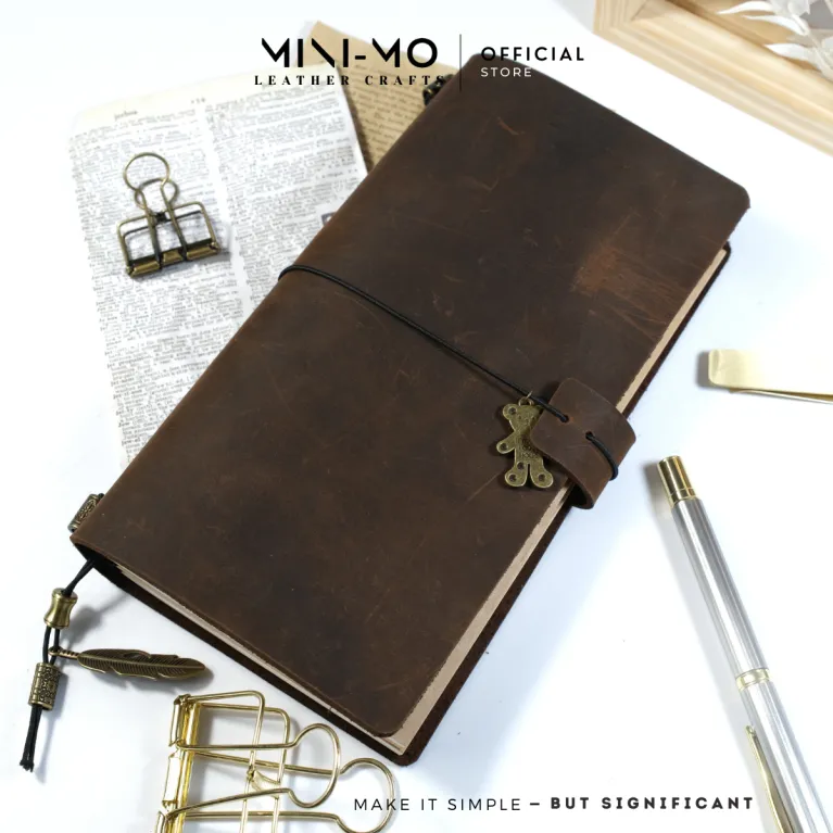 Sổ Tay Da Bò Crazy Horse kích thước 22x11cm, được làm từ da thật cao cấp, có thể Khắc Tên Theo Yêu Cầu, đi kèm Charm Trang Trí Sang Trọng, là lựa chọn hoàn hảo cho Quà Tặng Doanh Nghiệp và Quà Tặng Cá Nhân Hóa đầy ý nghĩa.