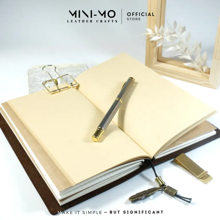 Sổ Tay Da Bò Crazy Horse kích thước 22x11cm, được làm từ da thật cao cấp, có thể Khắc Tên Theo Yêu Cầu, đi kèm Charm Trang Trí Sang Trọng, là lựa chọn hoàn hảo cho Quà Tặng Doanh Nghiệp và Quà Tặng Cá Nhân Hóa đầy ý nghĩa.