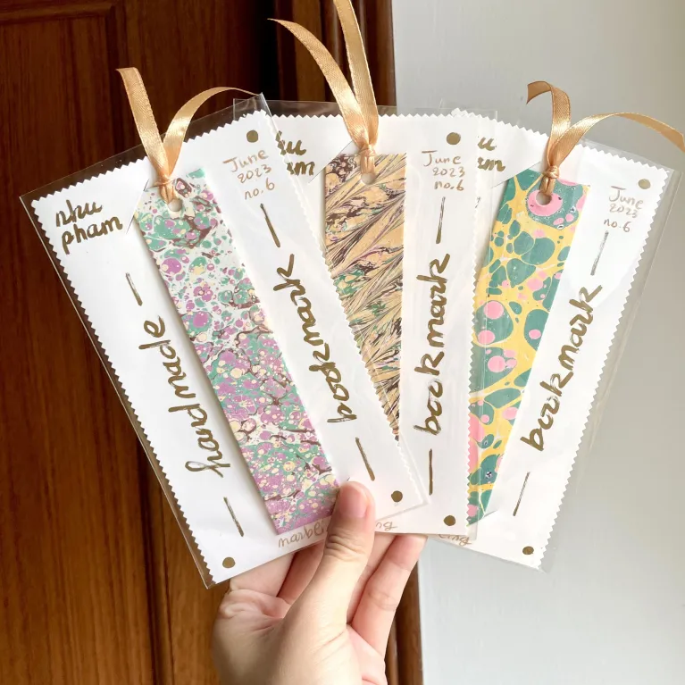 thẻ đánh dấu sách thủ công từ thuỷ ấn hoạ, chất liệu bìa cứng chất lượng cao, nghệ thuật thuỷ ấn hoạ ấn tượng, hoa văn cẩm thạch bắt mắt