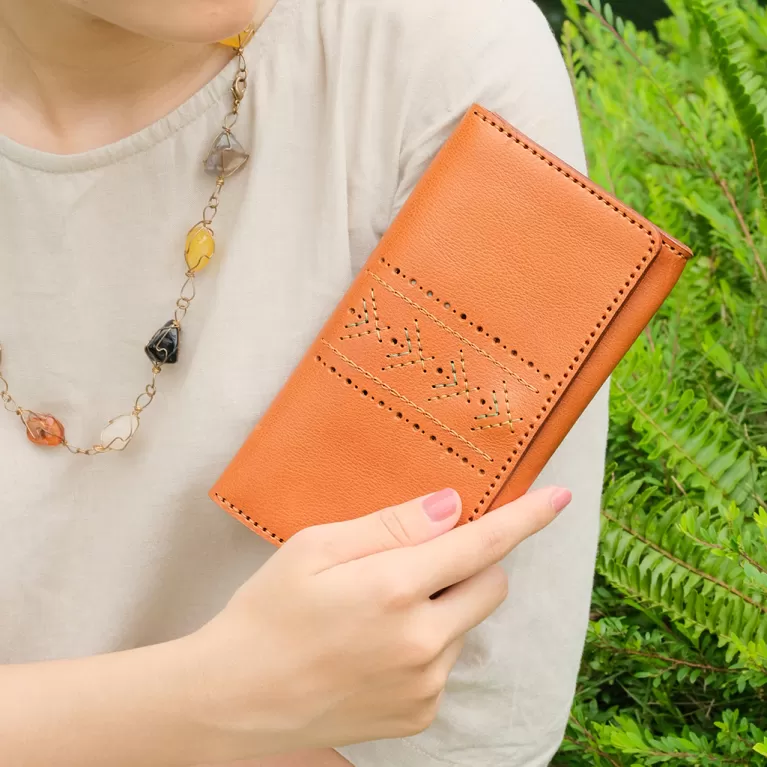 long leather wallet, long design, convenient compartments, secure zipper, cowhide material, long-lasting use, elegant style